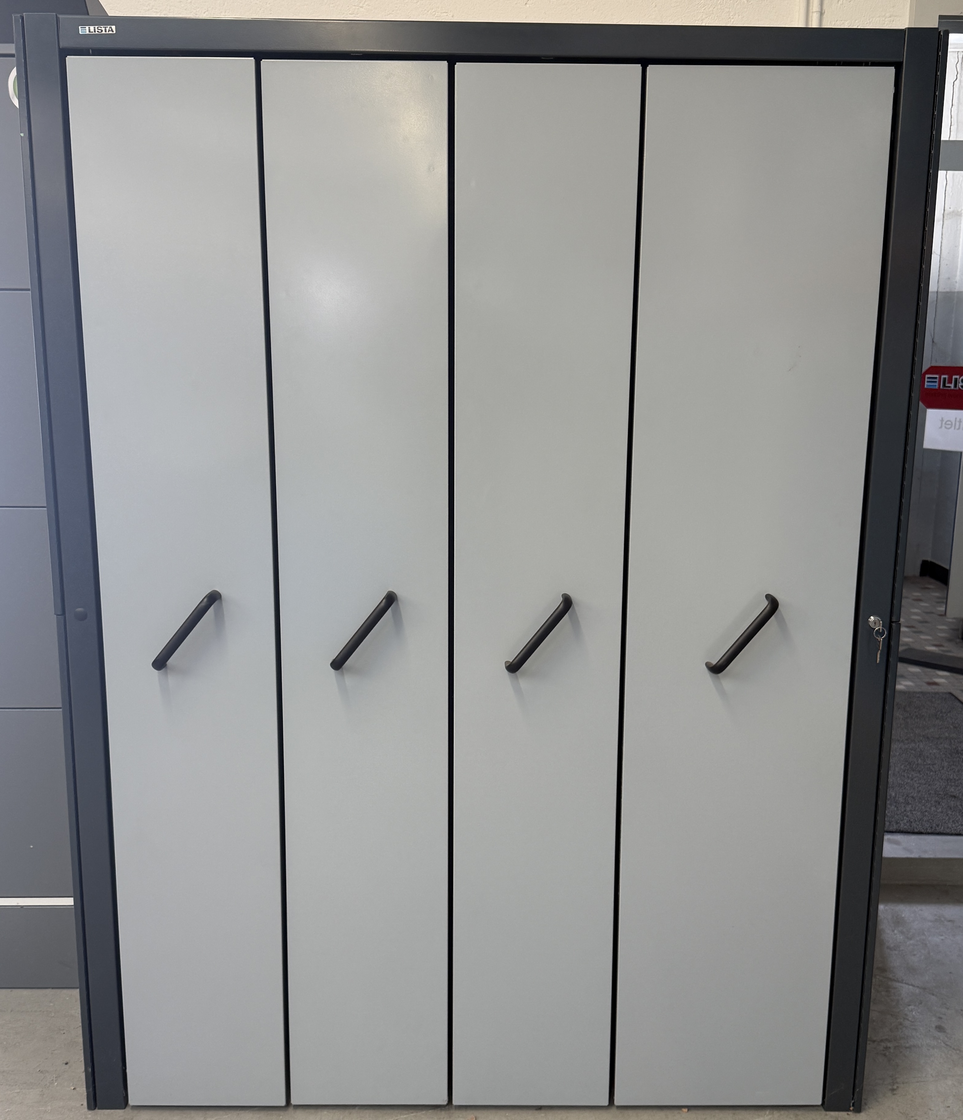 Vertikalauszugschrank